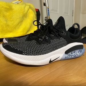 Nike Joyride Run Flyknit
Black White